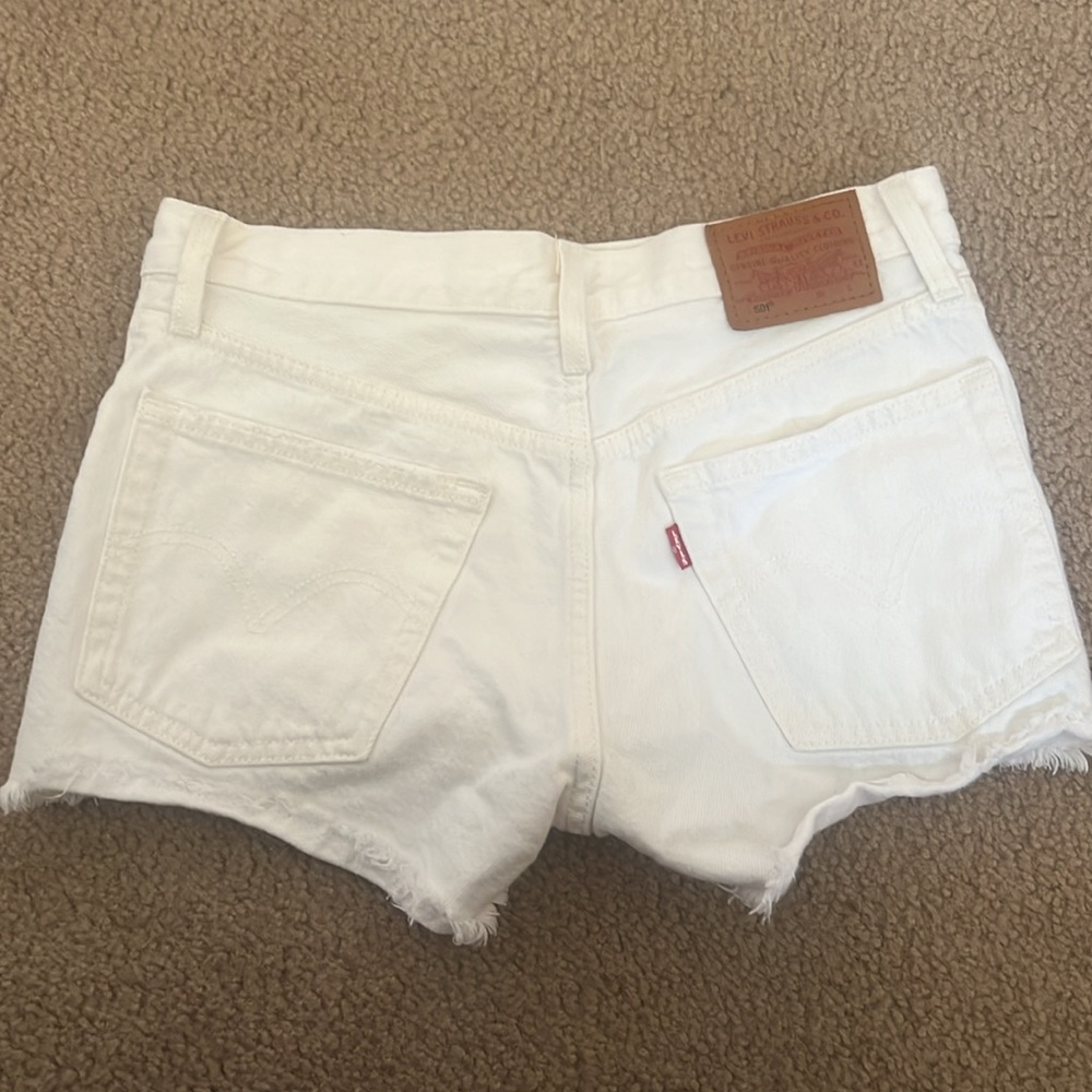 white levi shorts - Picture 2 of 2